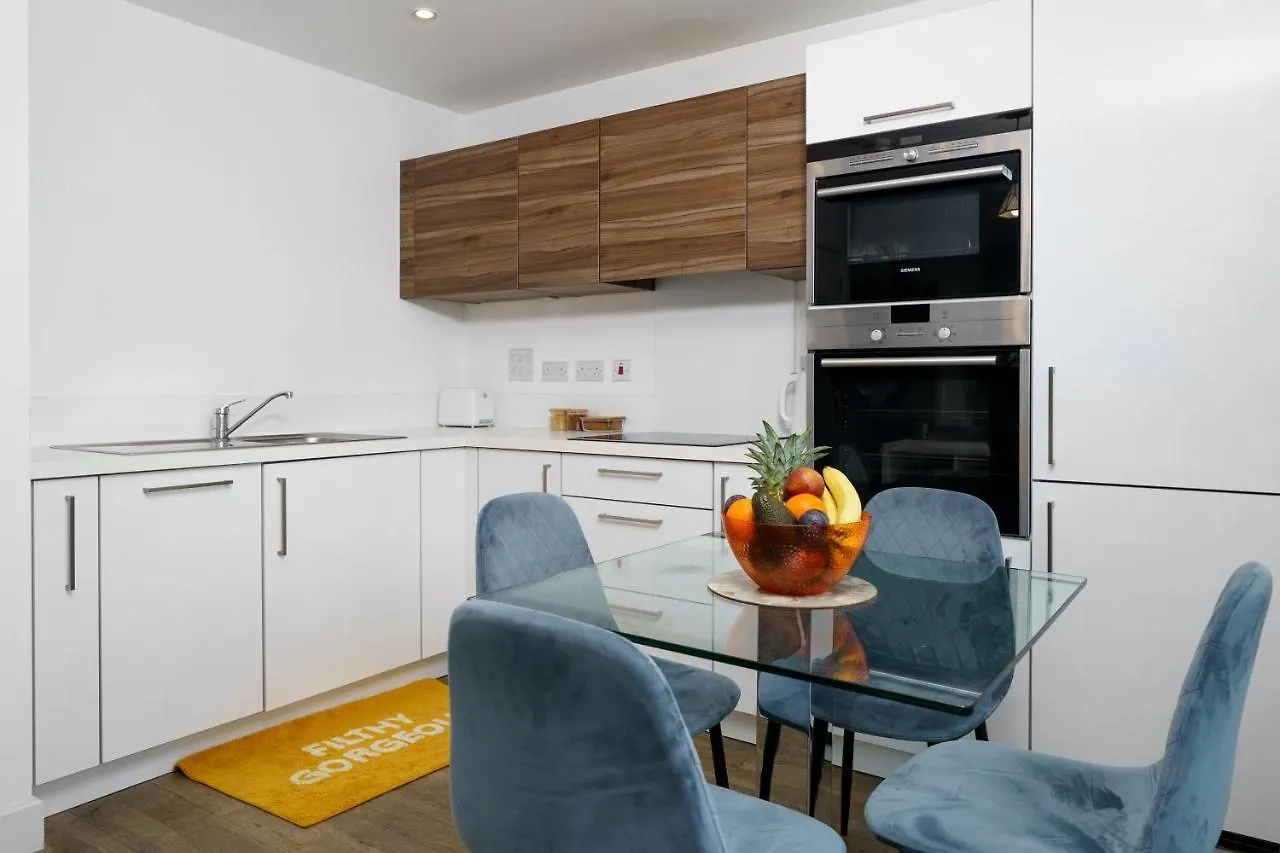 Stylish Fully-Equipped One Bedroom Apartment With Extra Sofa Bed, Free Secure Parking, Onsite Gym, 24Hr Security & Concierge London 0*,  United Kingdom