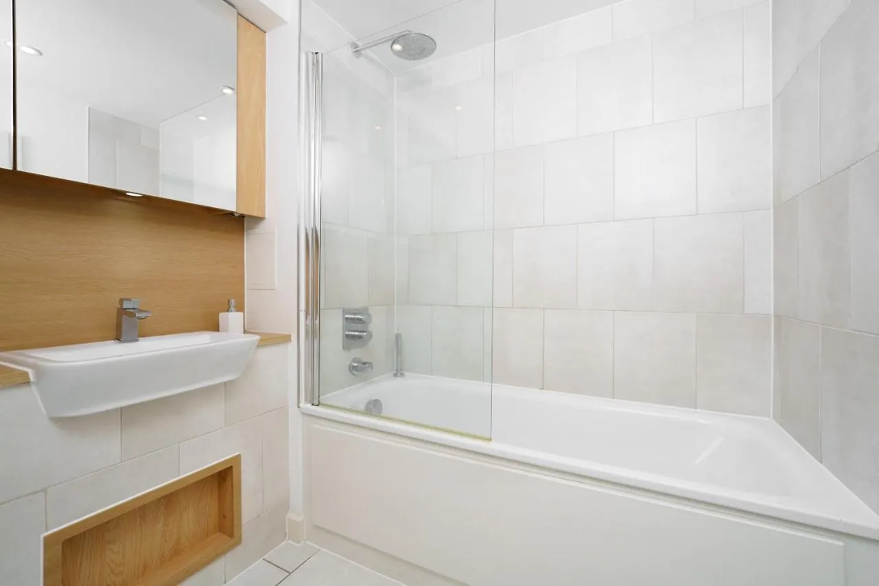 Stylish Fully-Equipped One Bedroom Apartment With Extra Sofa Bed, Free Secure Parking, Onsite Gym, 24Hr Security & Concierge London 0*,  United Kingdom