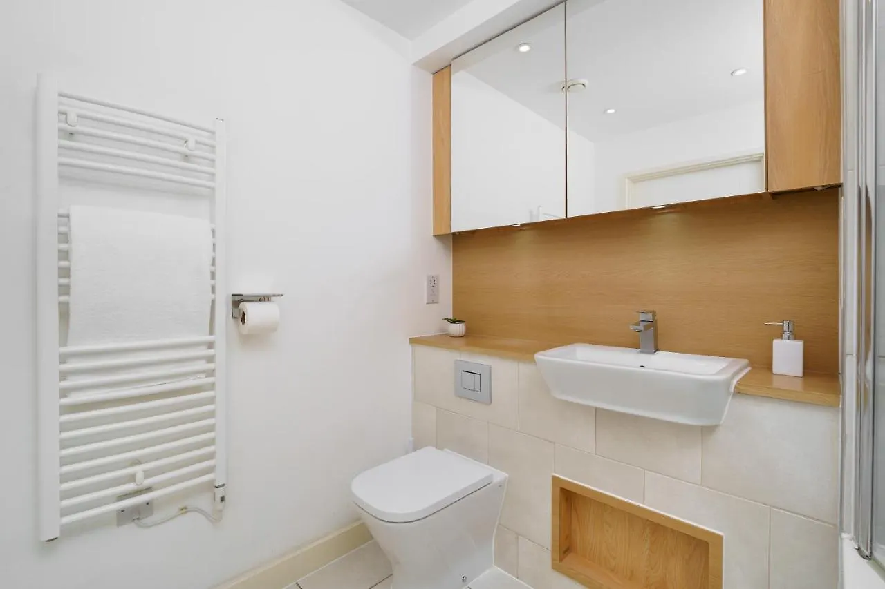 Stylish Fully-Equipped One Bedroom Apartment With Extra Sofa Bed, Free Secure Parking, Onsite Gym, 24Hr Security & Concierge London United Kingdom