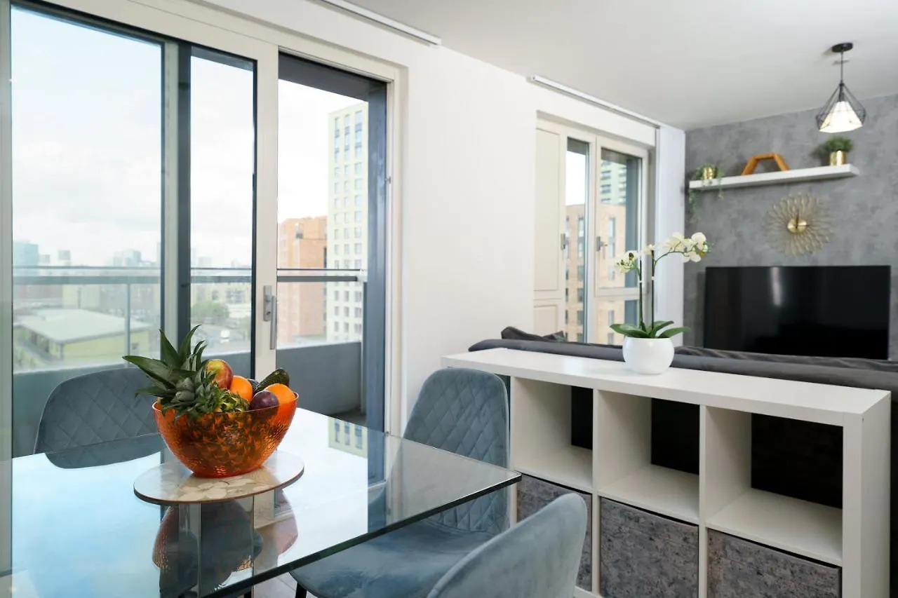 Stylish Fully-Equipped One Bedroom Apartment With Extra Sofa Bed, Free Secure Parking, Onsite Gym, 24Hr Security & Concierge London