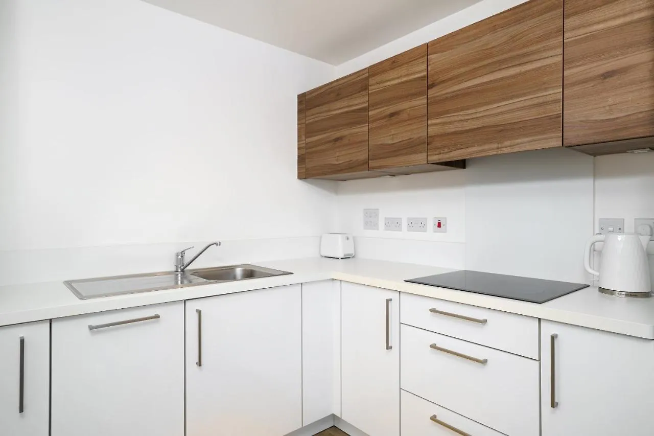 Stylish Fully-Equipped One Bedroom Apartment With Extra Sofa Bed, Free Secure Parking, Onsite Gym, 24Hr Security & Concierge London 0*,