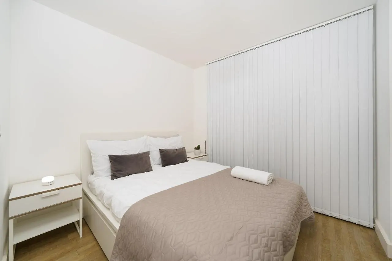 Stylish Fully-Equipped One Bedroom Apartment With Extra Sofa Bed, Free Secure Parking, Onsite Gym, 24Hr Security & Concierge London