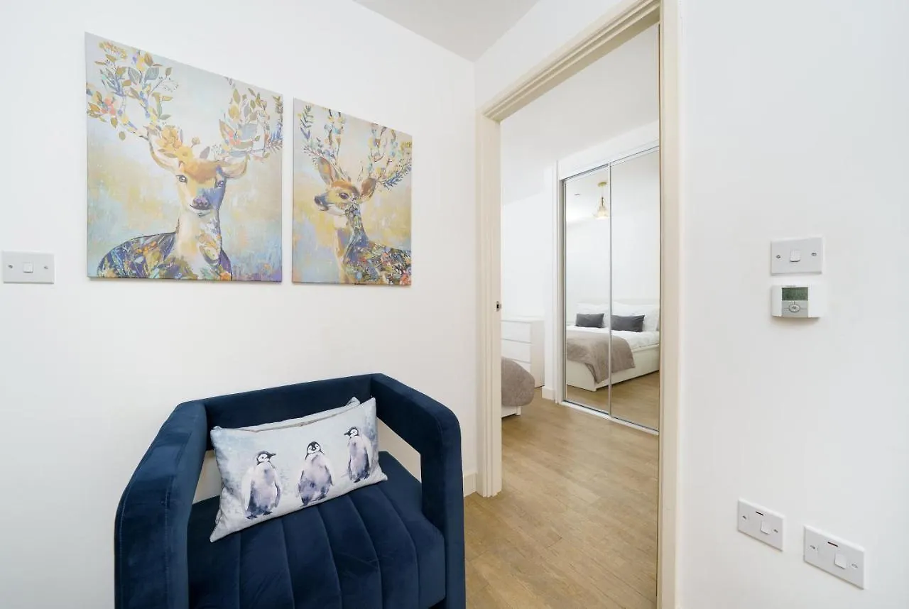 Stylish Fully-Equipped One Bedroom Apartment With Extra Sofa Bed, Free Secure Parking, Onsite Gym, 24Hr Security & Concierge London