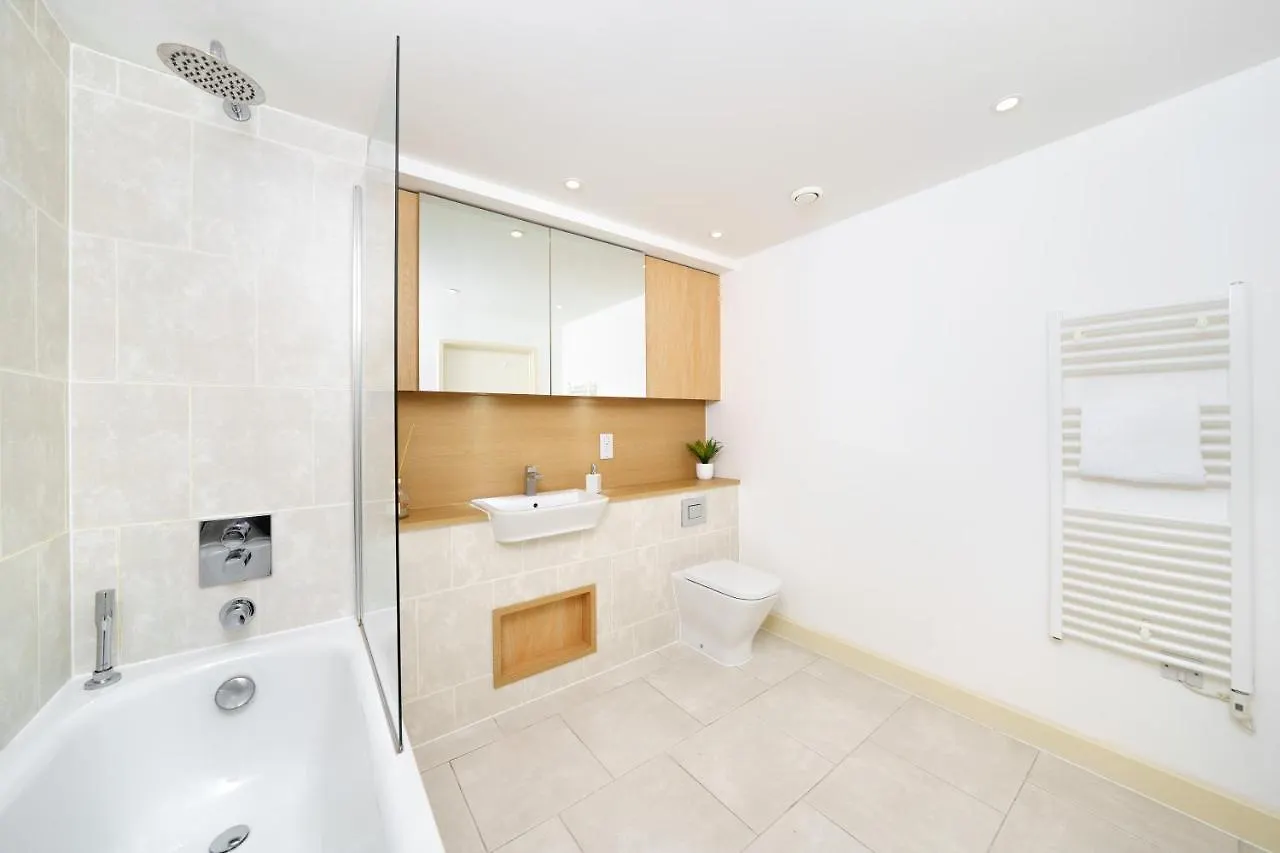 Stylish Fully-Equipped One Bedroom Apartment With Extra Sofa Bed, Free Secure Parking, Onsite Gym, 24Hr Security & Concierge London