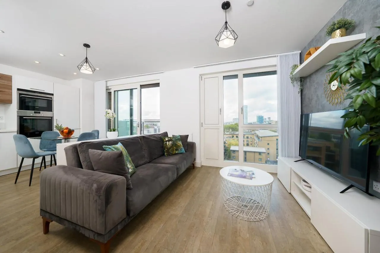 Stylish Fully-Equipped One Bedroom Apartment With Extra Sofa Bed, Free Secure Parking, Onsite Gym, 24Hr Security & Concierge London
