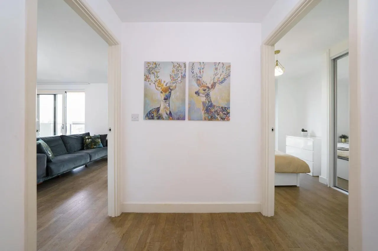 Stylish Fully-Equipped One Bedroom Apartment With Extra Sofa Bed, Free Secure Parking, Onsite Gym, 24Hr Security & Concierge London